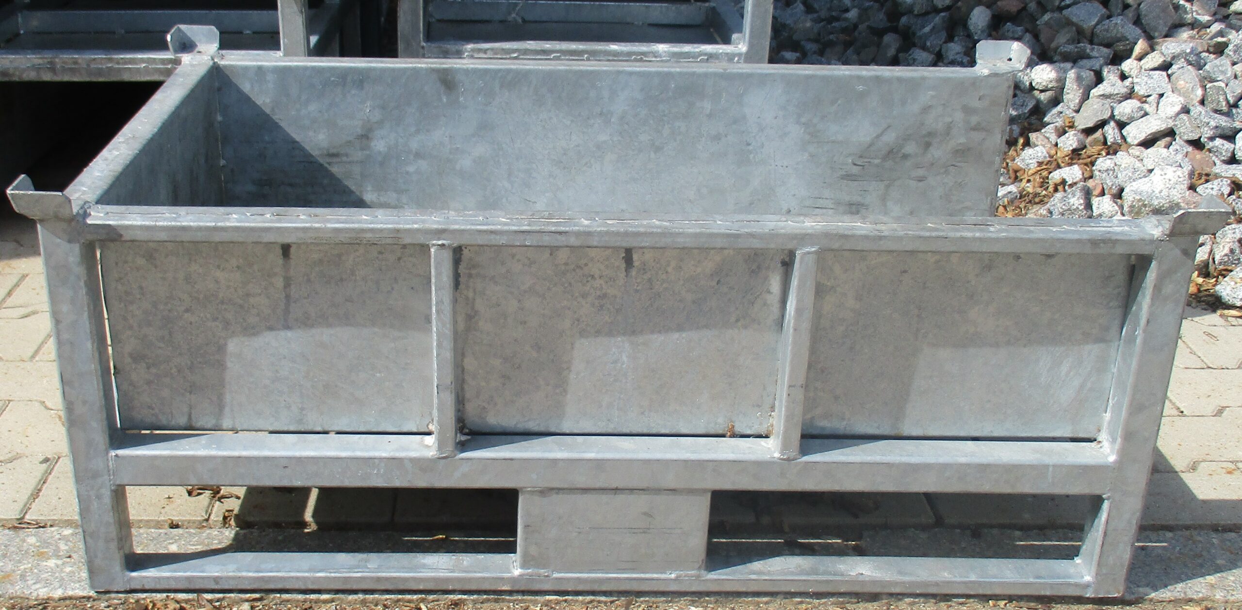 Stahlbehälter mit Sicht- und Entnahmeöffnung verzinkt mit KufenGroßladungsträger