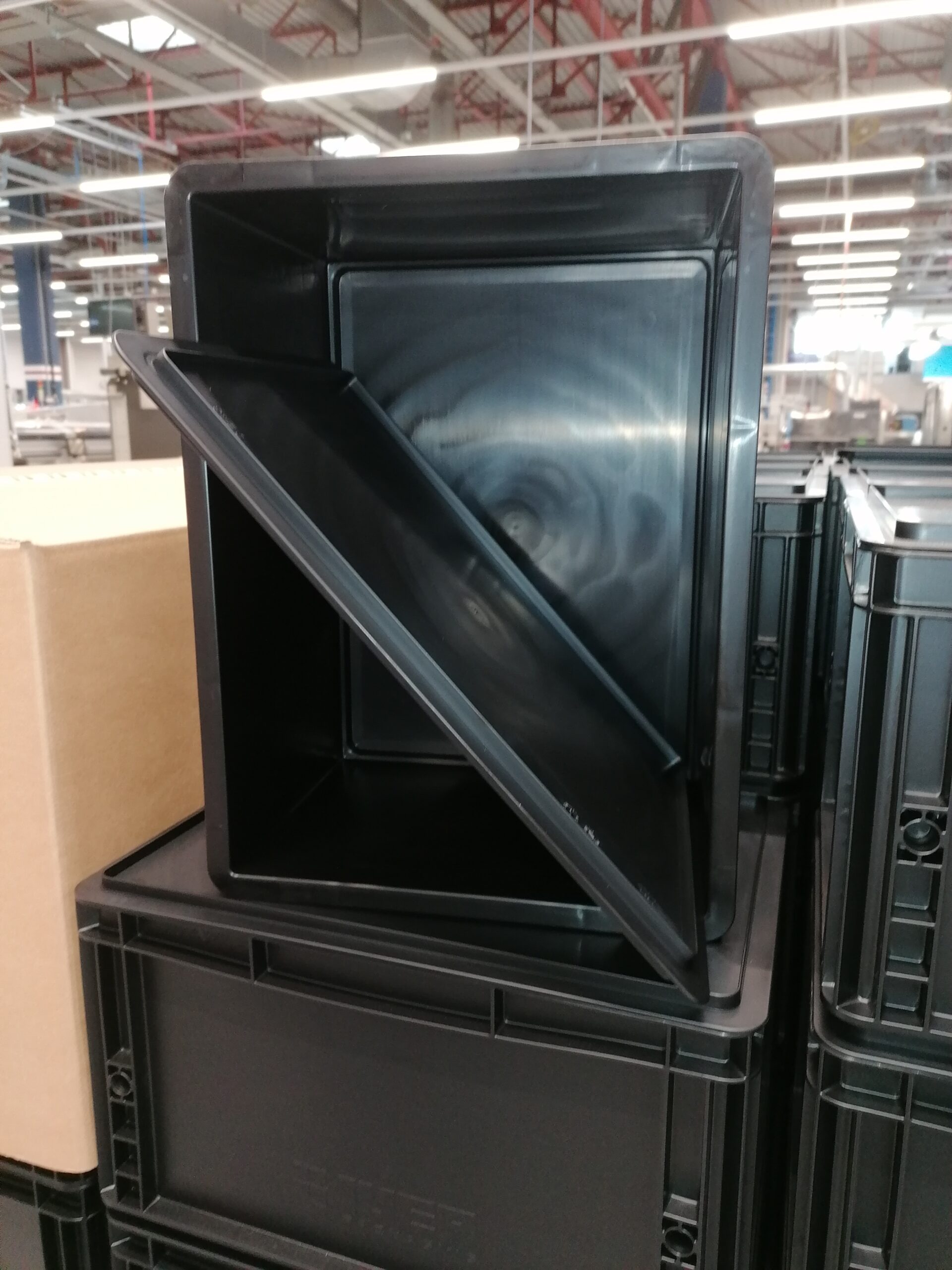 EDD Euronorm 400x300x220 mm avec couvercle- électriquement conducteur