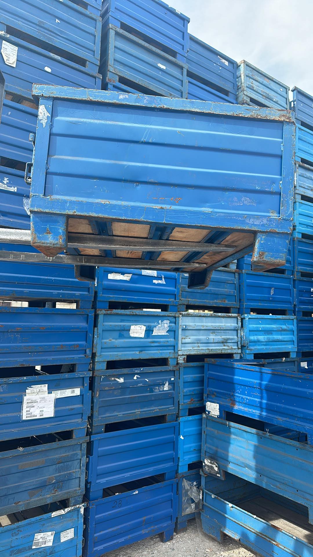 Stahlbehälter mit Klappe lackiert  Halbhohe Gitterbox mit Vollwandwänden