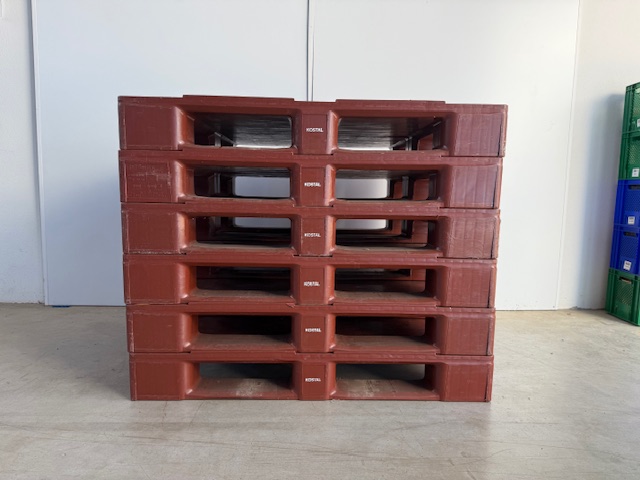 Palette en plastique 1200 × 1000 mmavec renfort métallique et bord antirouille