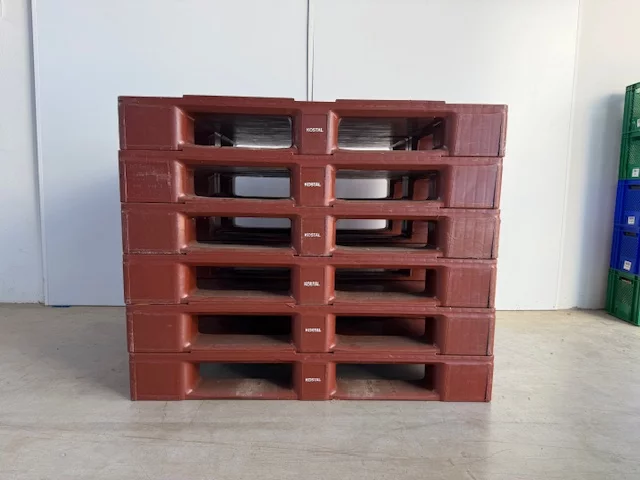 Palette en plastique 1200 × 1000 mmavec renfort métallique et bord antirouille